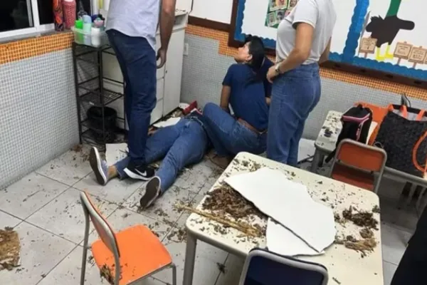 
				
					Professora cai de uma sala de aula para outra após o chão ceder
				
				