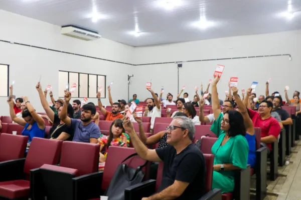 
				
					Professores da Ufal aprovam greve com início no dia 29 de abril
				
				
