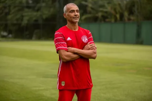 
				
					Romário anuncia retorno aos gramados: ‘Agora é a vera’
				
				