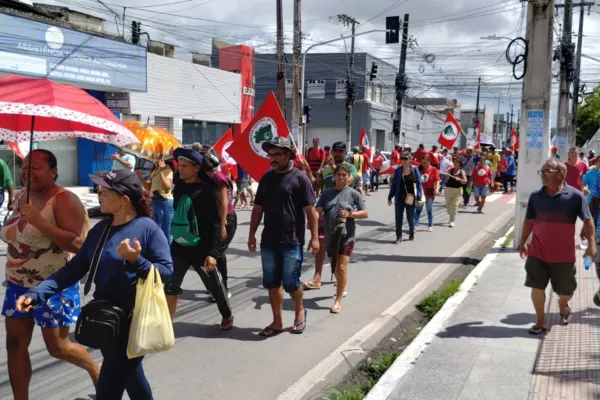 
				
					Trabalhadores sem terra fazem caminhada pelas ruas do centro de Maceió
				
				