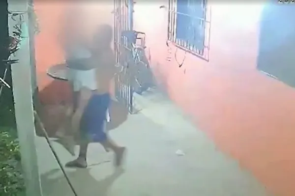 
				
					VÍDEO: imagens mostram homem raptando mulher antes de estupro
				
				