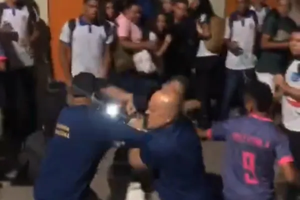
				
					Vídeo mostra briga generalizada entre estudantes em Junqueiro
				
				