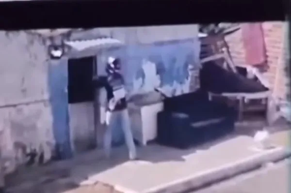 
				
					Video mostra momento em que homem é morto a tiros dentro de casa
				
				