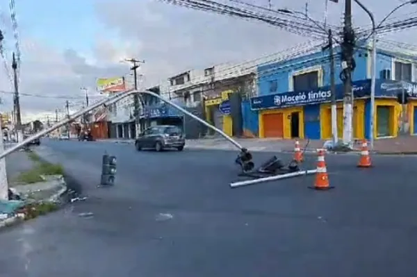
				
					Vídeos mostram momento em que carro derruba semáforo na Jatiúca
				
				