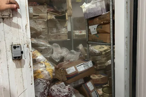 
				
					Vigilância Sanitária apreende 350kg de carnes e laticínios estragados
				
				