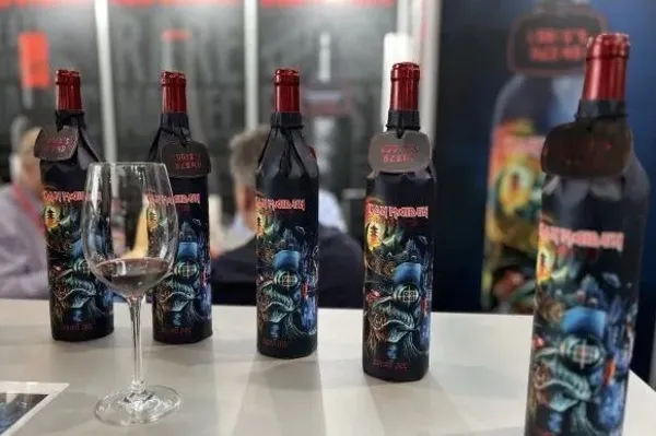 
				
					Vocalista lança vinho do Douro com toques de heavy metal
				
				