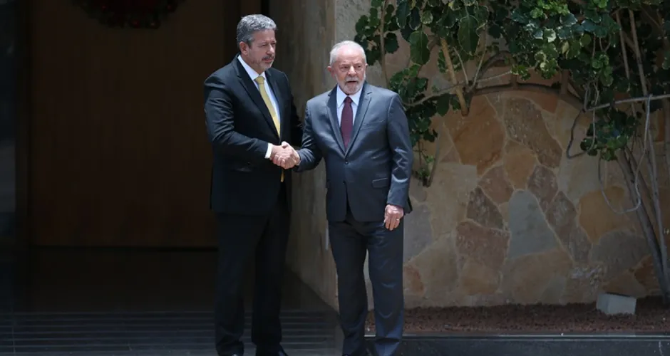 Presidente da Câmara dos Deputados, Arthur Lira. recebe o presidente eleito Luiz Inácio Lula da Silva.
