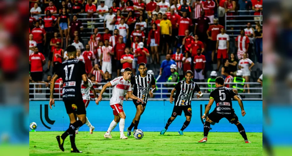 Mais um momento do jogo entre regatianos e botafoguenses