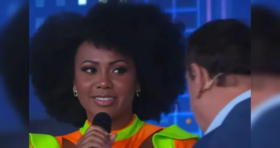 Durante programa, Ratinho perguntou se Cíntia estava usando uma peruca