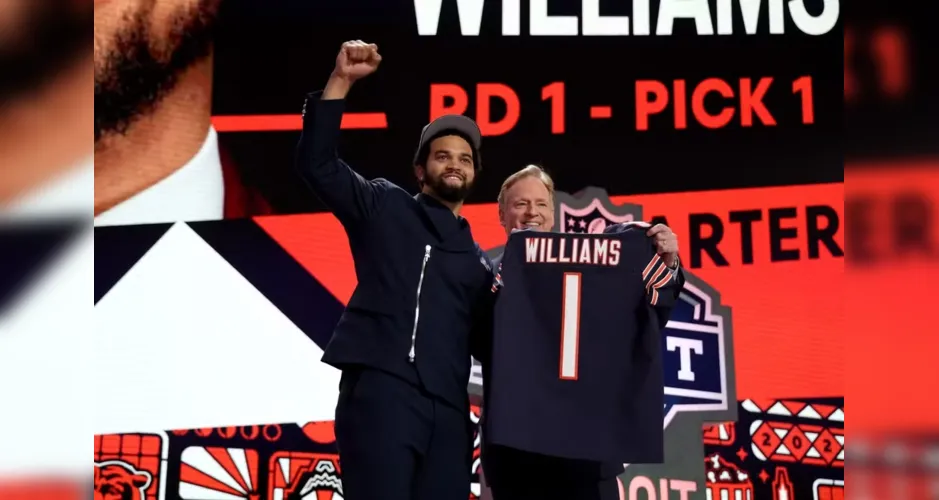 Caleb Williams (esq.) recebe a camisa do Chicago Bears das mãos do comissário da NFL, Roger Goodell