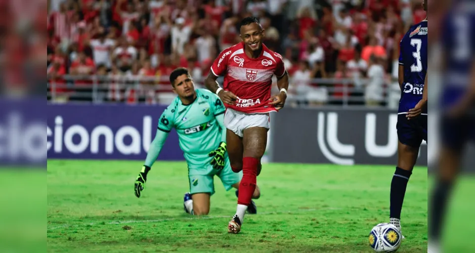 Léo Pereira comemora o seu gol, o segundo do CRB
