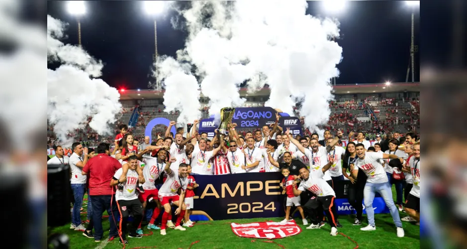 Elenco do Galo posa com a taça de campeão