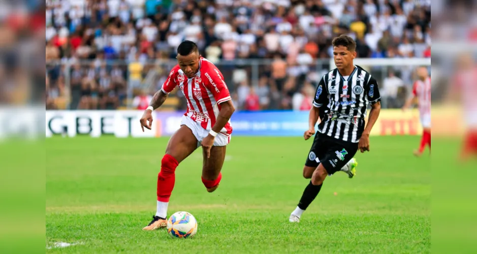 Momento do jogo entre ASA e CRB, na ida da grande final