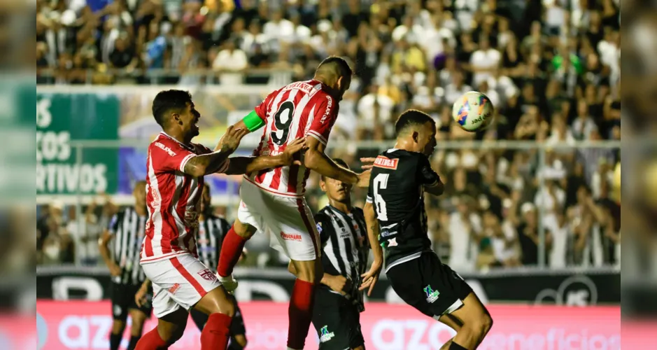 Momento em que Anselmo Ramon testa de cabea e faz o gol do Galo