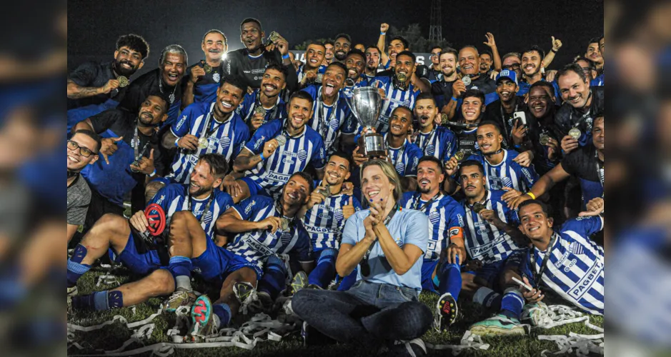 CSA erguendo a taça de Campeão da Copa Alagoas
