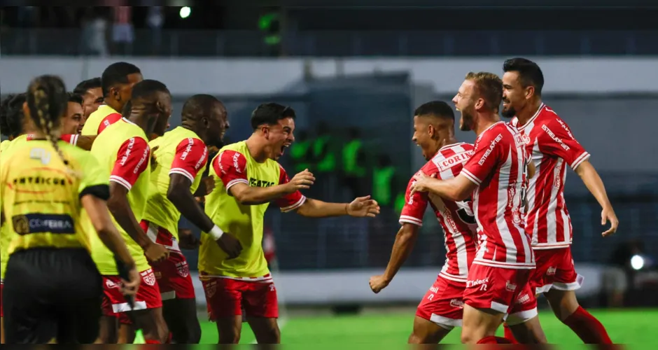 Jogadores do Galo comemoram o gol regatiano, de Hereda