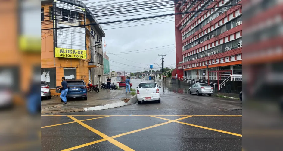 Rua do bairro do Farol está alagada