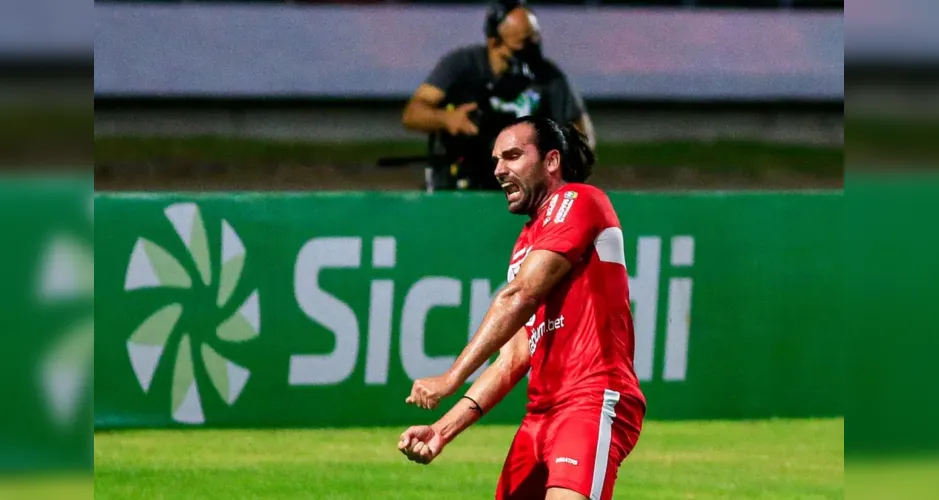 Léo Gamalho comemorando gol pelo CRB