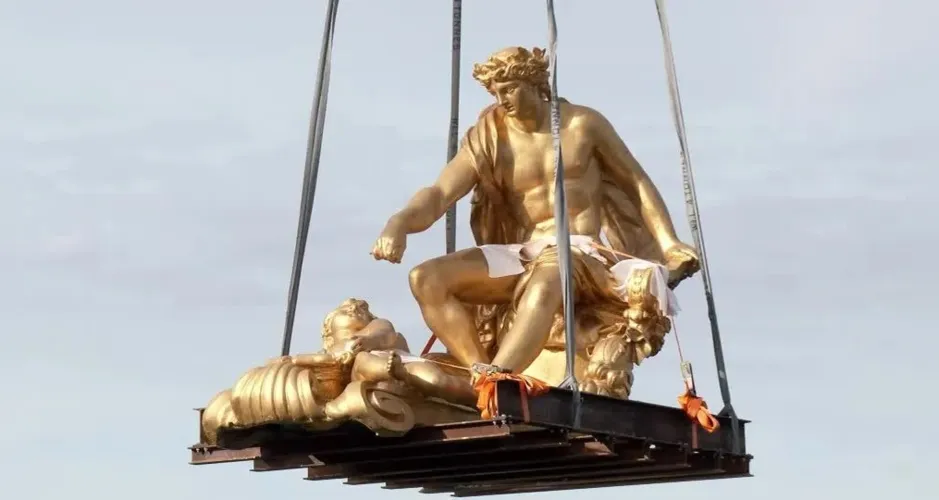 Todas as estátuas do conjunto da Carruagem de Apolo estarão recolocadas até a próxima segunda-feira (19) e começará o reparo no sistema hidráulico.