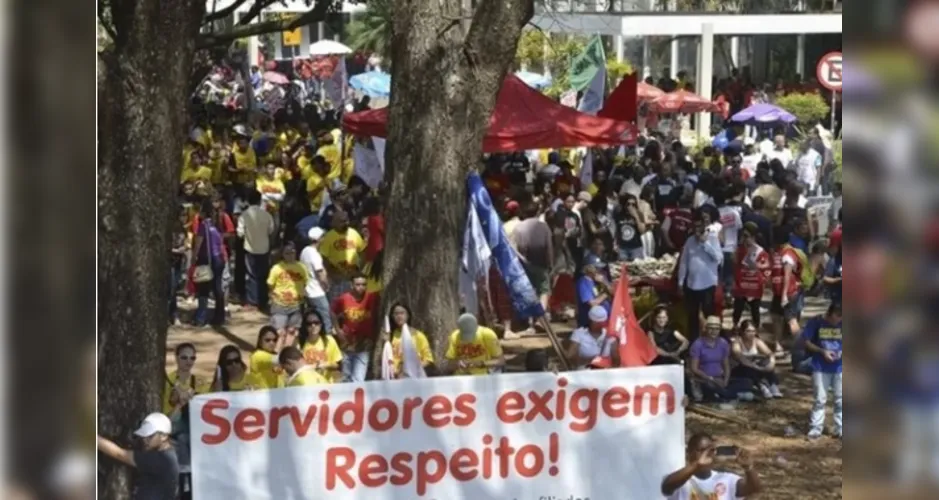 A assinatura ocorre dois dias após o presidente Luiz Inácio Lula da Silva (PT) dizer que “daria o que pode” aos servidores.