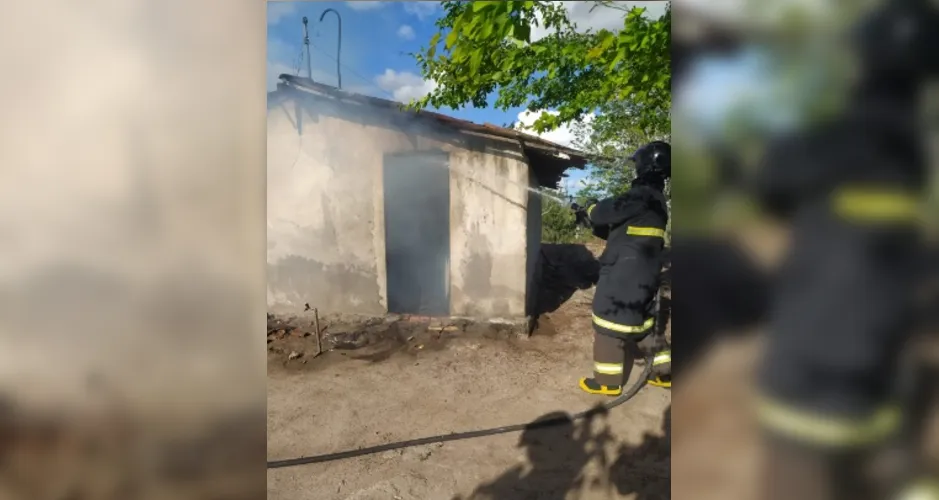 Incêndio destrói casa em AL após homem atear fogo em botijão de gás