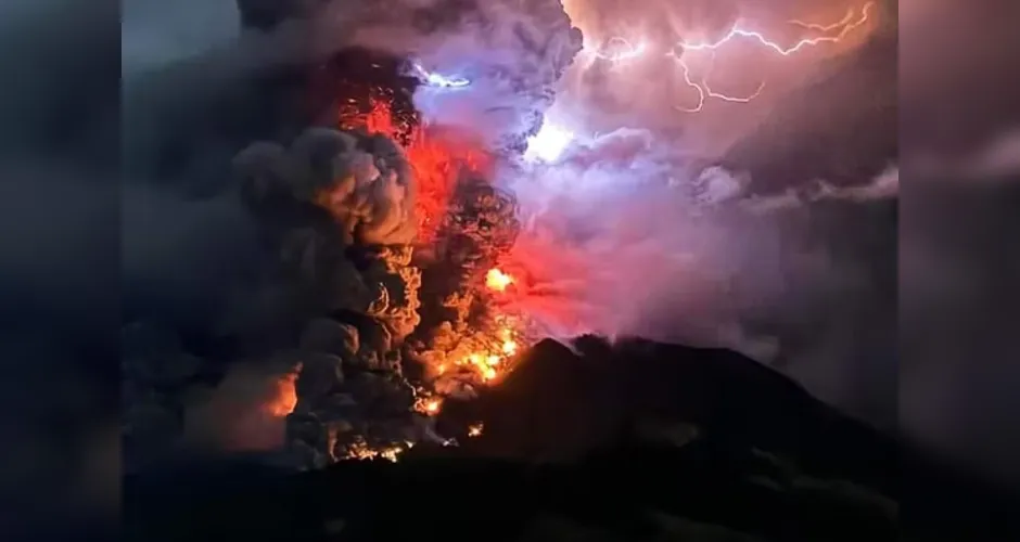 Vulcão Ruang, na Indonésia, entrou em erupção na terça-feira (16)