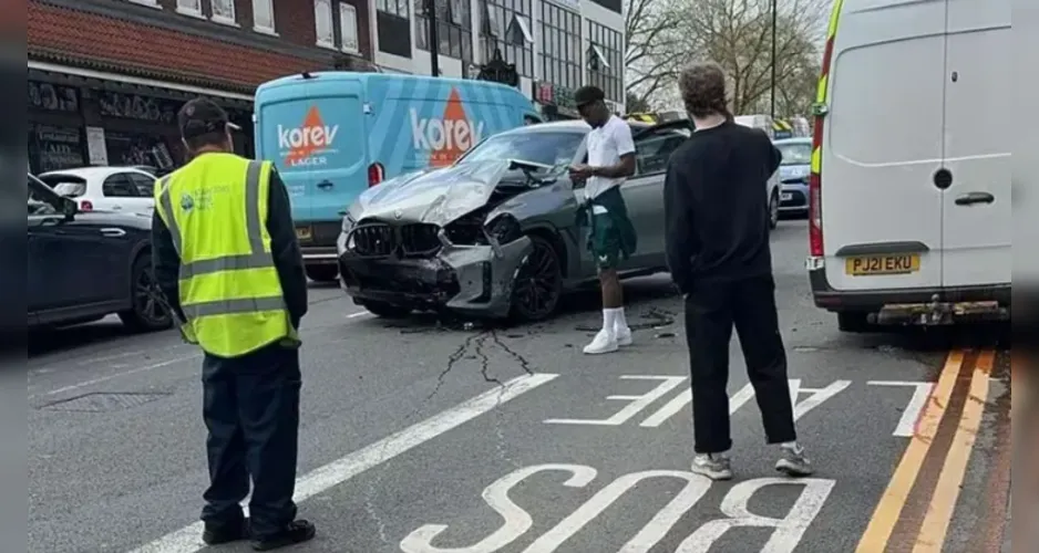 Jhon Durán espera o reboque após acidente com sua BMW X6