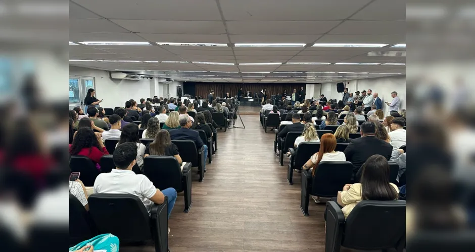 Tribunal ficou lotado de pessoas que assistiram ao júri.