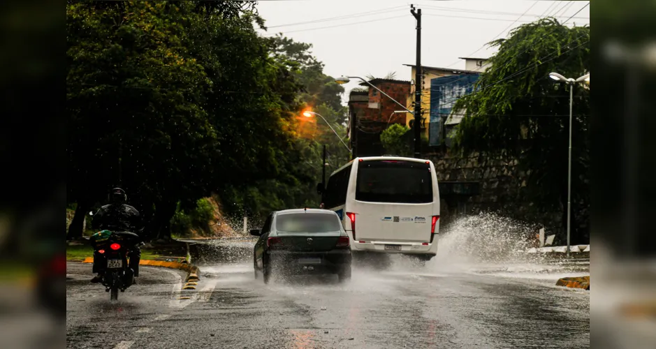 Alagamentos provocados pelas chuvas na Avenida Senador Rui Palmeira, em Maceió, conhecida como Leste-oeste.
