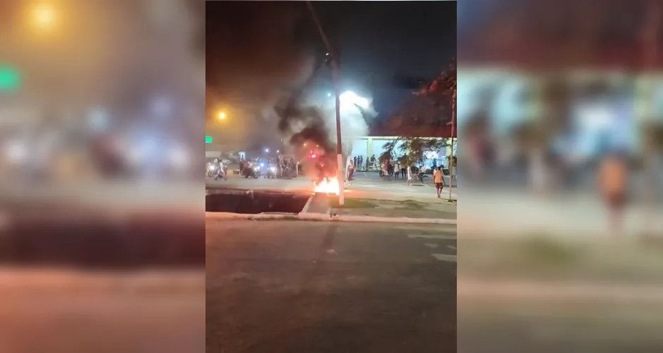 Manifestantes incendiaram pneus para interditar a via