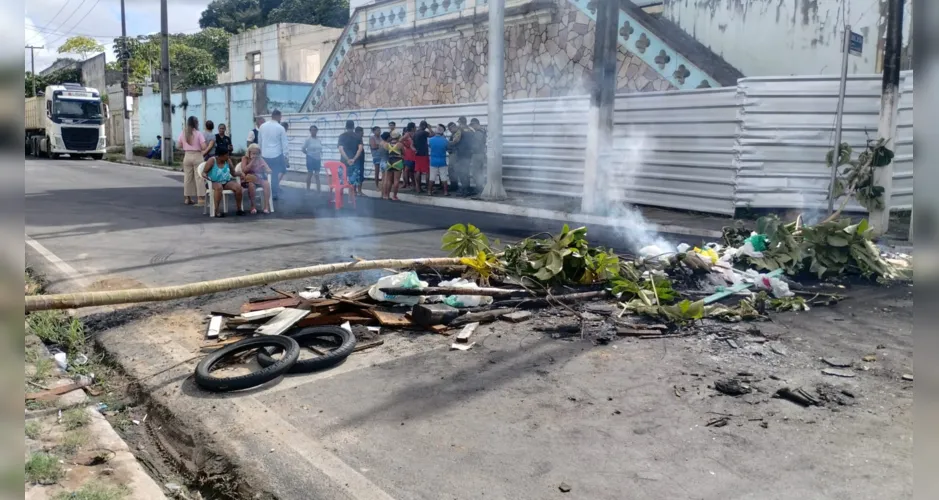 Moradores do Bom Parto fazem novo protesto por causa da falta de água