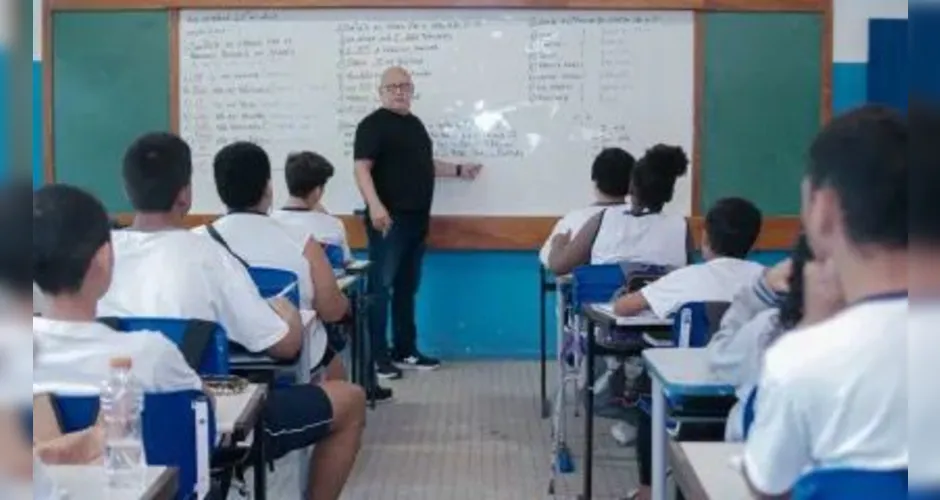 Professor durante aula na rede pública municipal do Rio de Janeiro