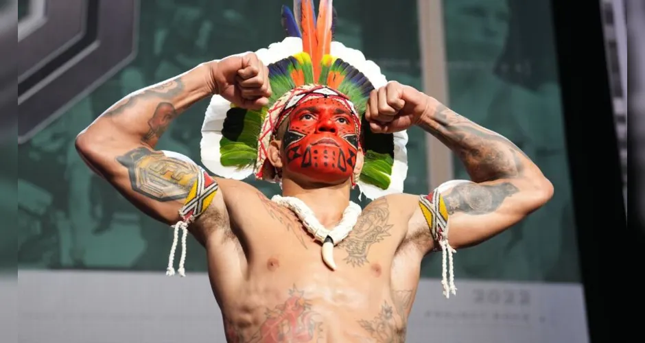 Alex Poatan com pintura indígena no rosto durante a pesagem do UFC 295