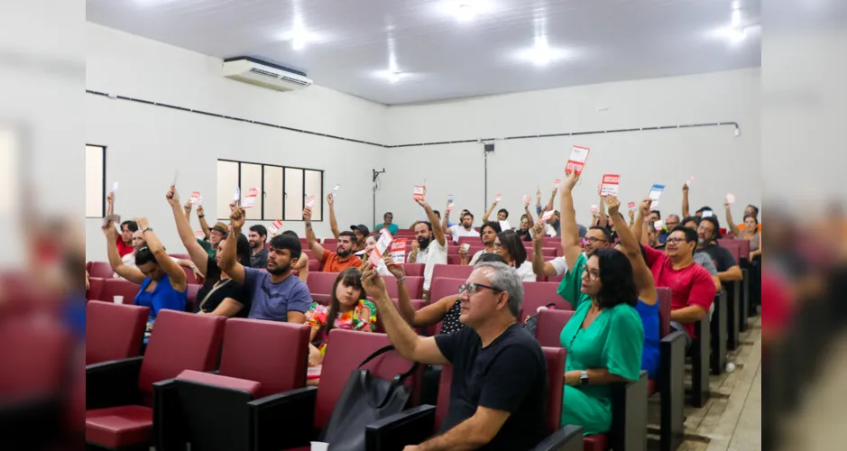 Professores de Arapiraca aprovaram greve durante assembleia nessa quarta-feira
