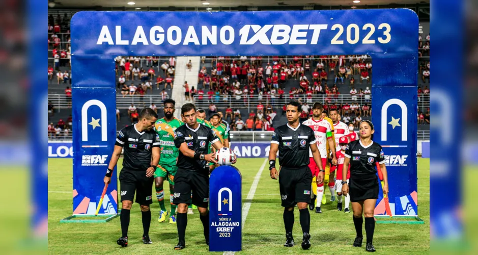 Rafael Carlos Salgueiro (o segundo da esquerda para direita), é o melhor árbitro do Alagoano 2024