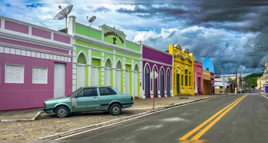 A iniciativa, que consiste na pintura de mais de 50 prédios e residências da cidade, foi realizada pela Carajás Home Center.