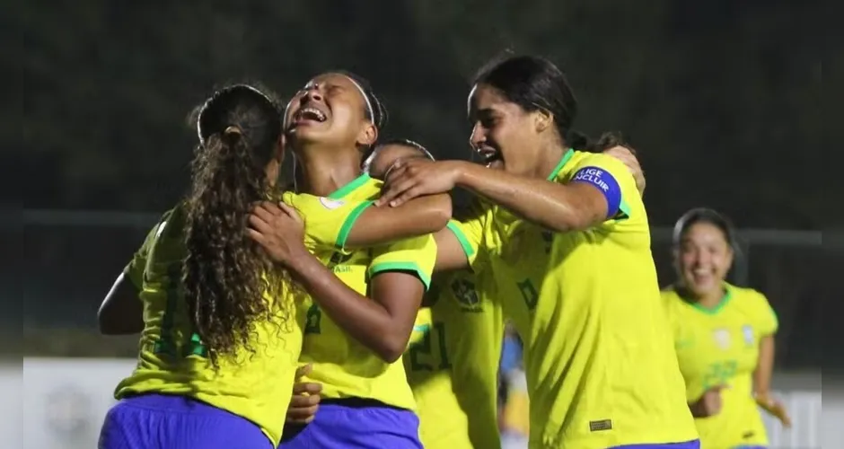 Myka comemora gol de empate pela seleção brasileira sub-17 feminina