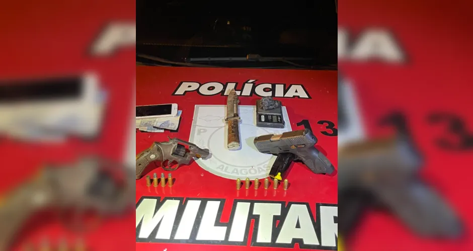 Polícia foi recebida com tiros efetuados por suspeitos que ostentavam armas de fogo