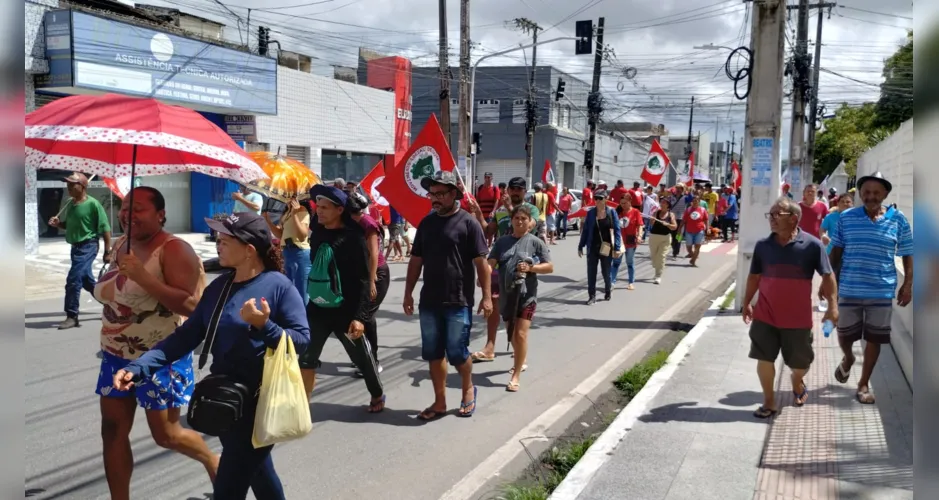 Trabalhadores sem terra fazem caminhada pelas ruas do centro de Maceió