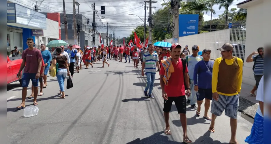 Trabalhadores sem terra fazem caminhada pelas ruas do centro de Maceió