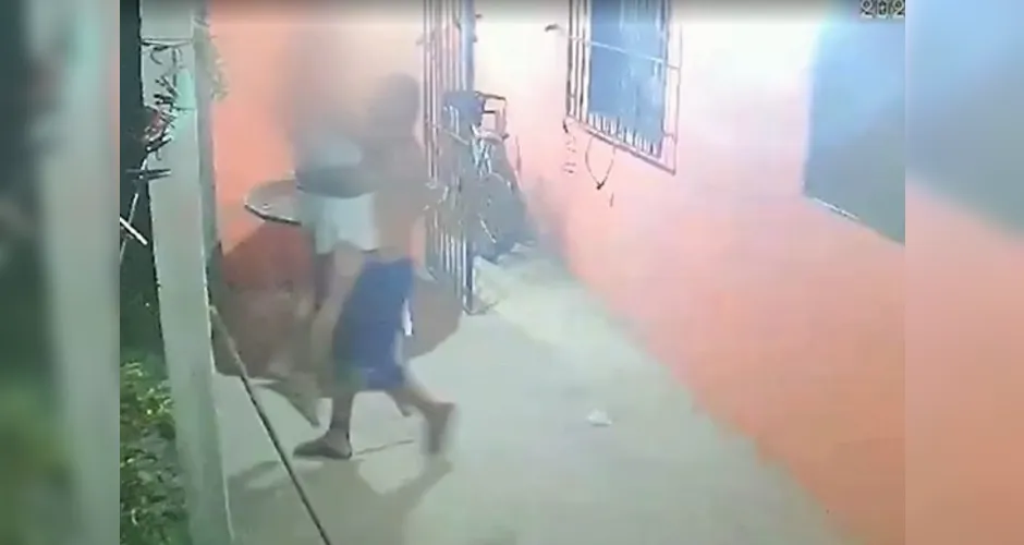 Câmeras flagraram homem raptando mulher em casa