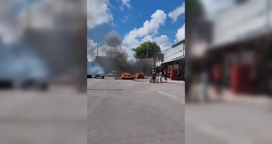 Vídeos gravados por motoristas mostram que os manifestantes usaram pneus