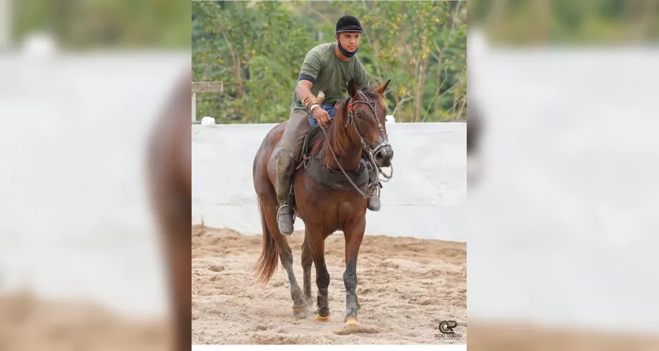 Esdras Ferro, de 22 anos junto de seu cavalo.