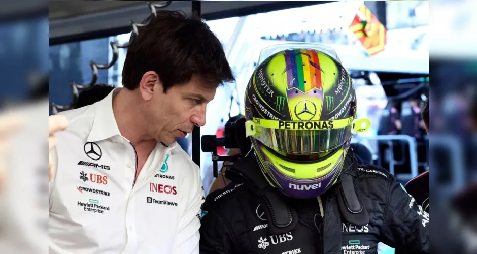 Toto Wolff, Team Principal e CEO, Mercedes-AMG, com Lewis Hamilton