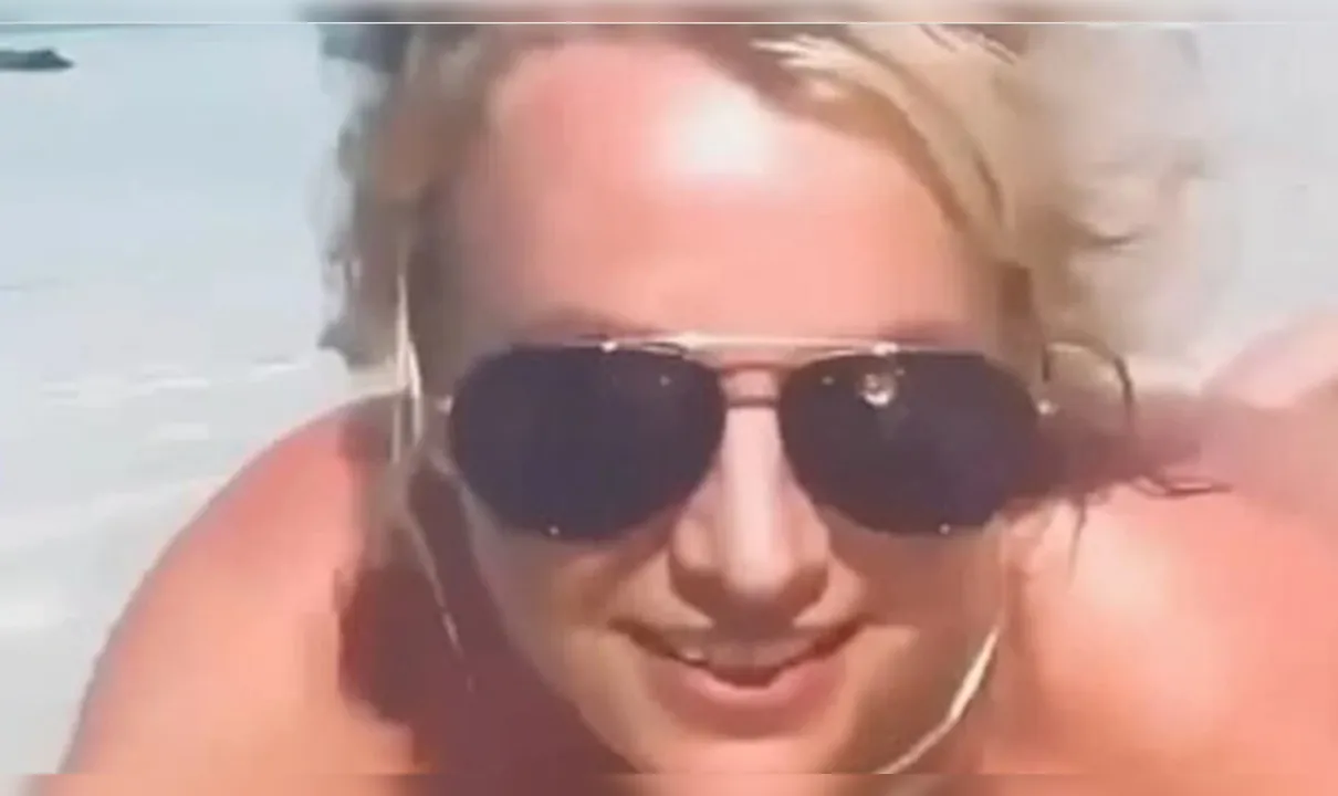 Vídeo: cantora Britney Spears surge completamente nua na praia