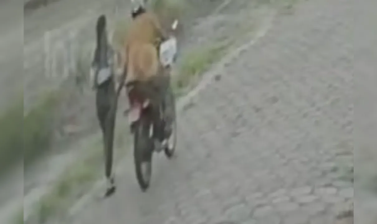 Vídeo: motociclista acerta tapa na bunda de mulher com bebê no colo