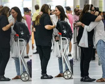 Ana Carolina troca carinhos com nova namorada em aeroporto do Rio