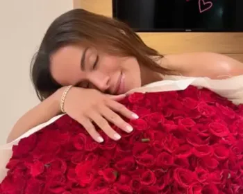 Anitta posa com buquê enorme de flores, e faz mistério sobre remetente