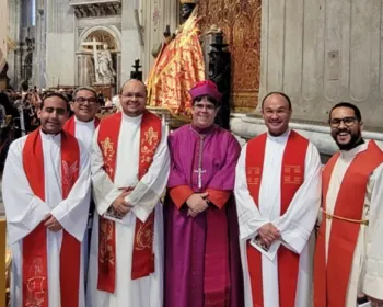 Arcebispo de Maceió recebe Pálio das mãos do Papa Francisco