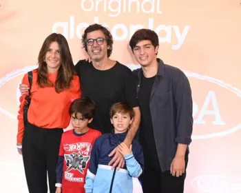Bruno Mazzeo faz aparição pública rara com a esposa e os três filhos